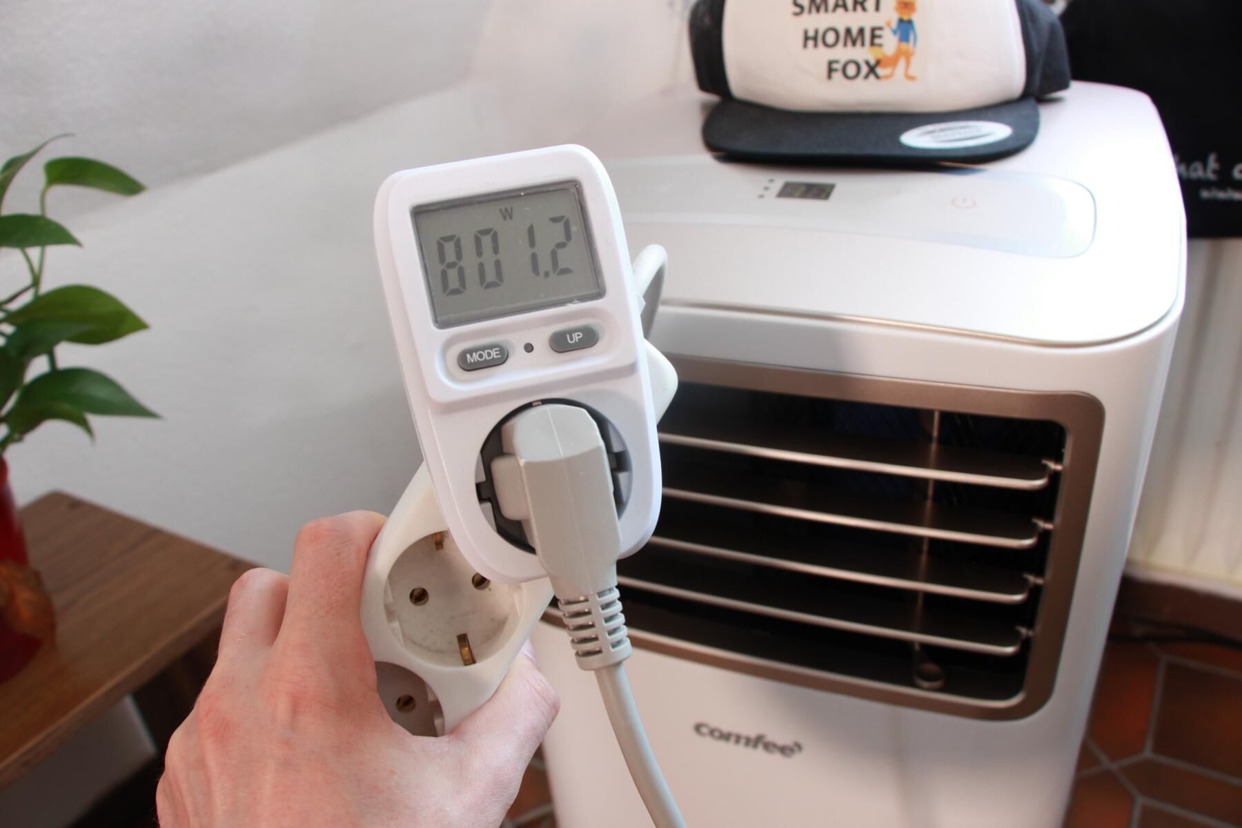 Der Stromverbrauch eines Monoblock-Geräts wird im Test bei Smart-Home-Fox gemessen.